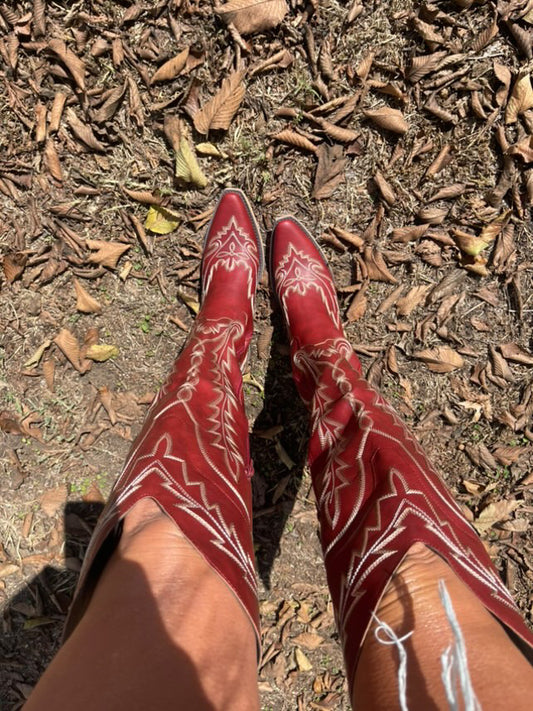 How to Choose the Perfect Pair of Women's Cowboy Boots: A Guide to Different Styles, Leathers, and Fits